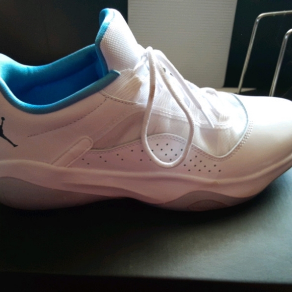 Air Jordan 11 CMFT Low. size 9, 155 OBO. - Picture 4 of 5